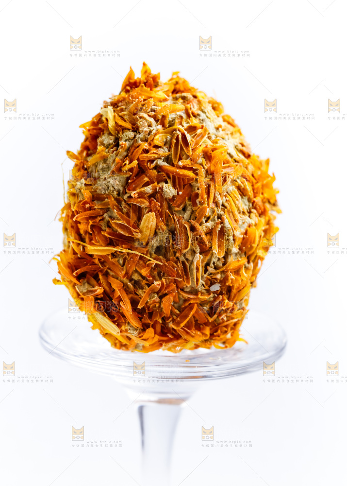 玻璃杯上放着松花蛋