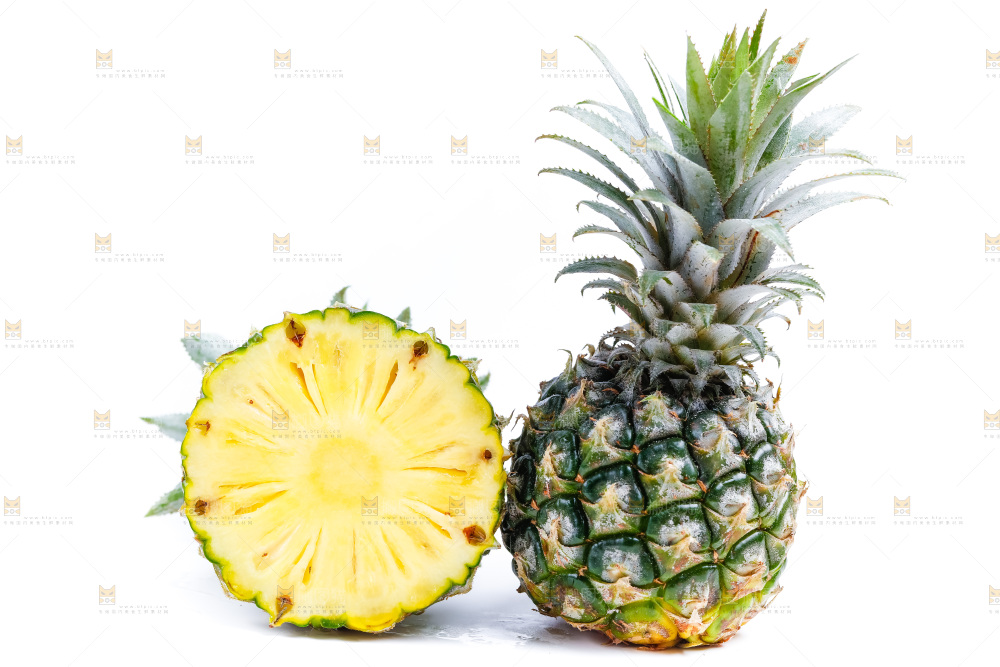 白底上放着菠萝切块