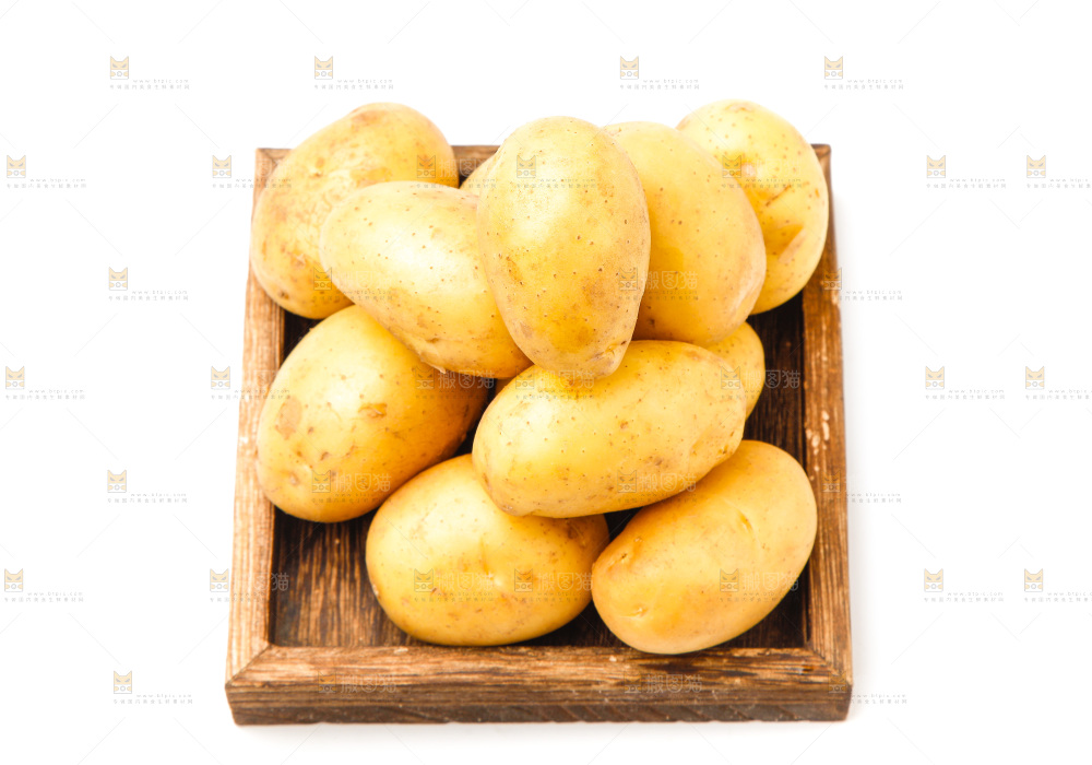 一盘新鲜土豆放在白底上