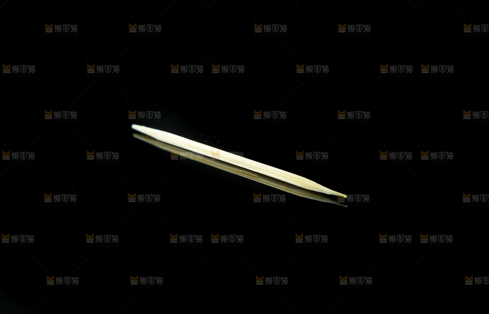 黑底上放着牙签