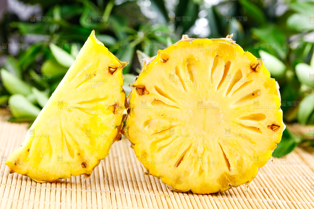 木底上放着香水小菠萝