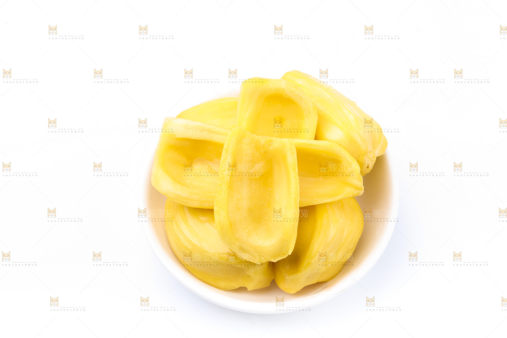 碟子里放着黄肉菠萝蜜