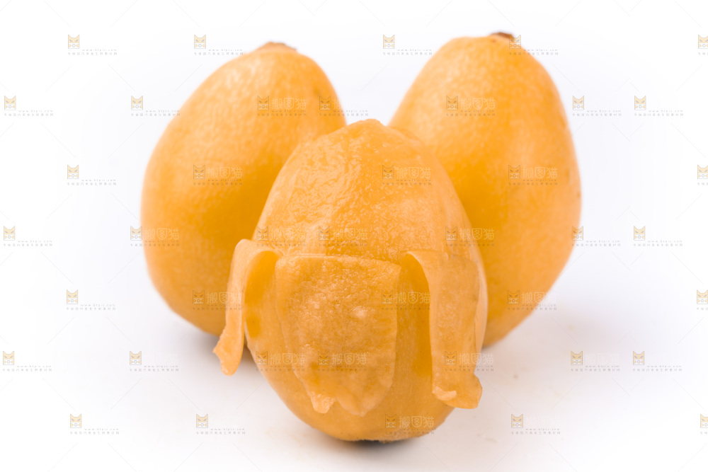 白底上放着新鲜枇杷