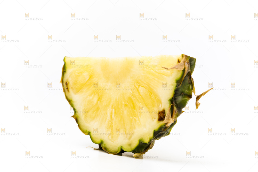 白底上摆放着海南凤梨