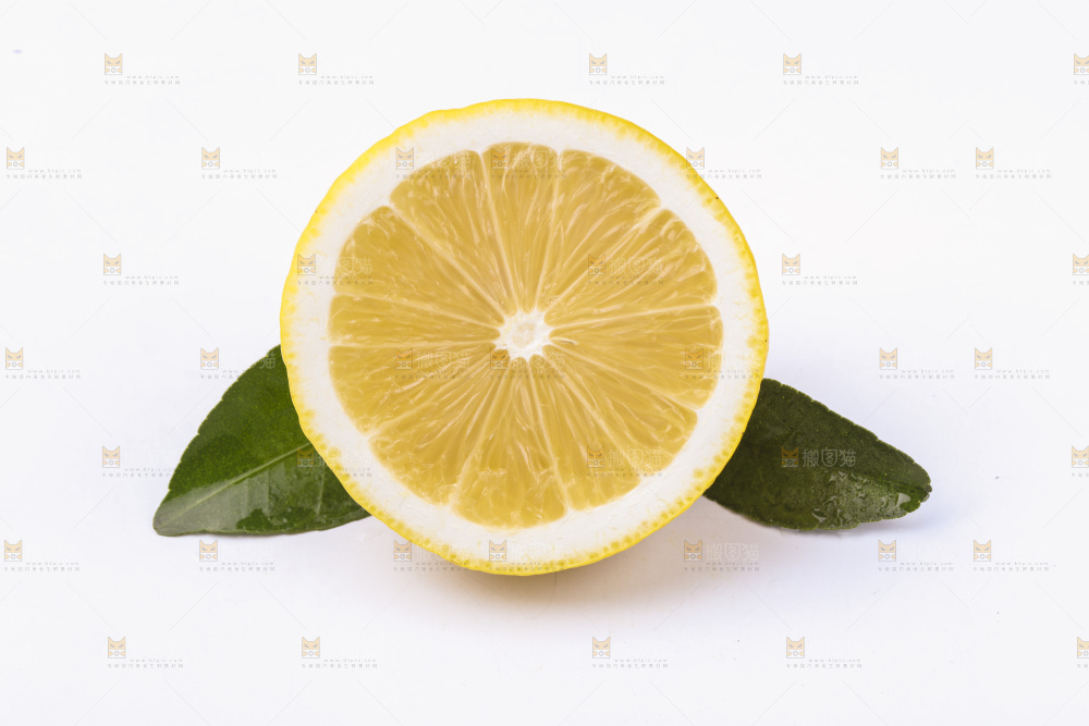 浅底上的新鲜柠檬