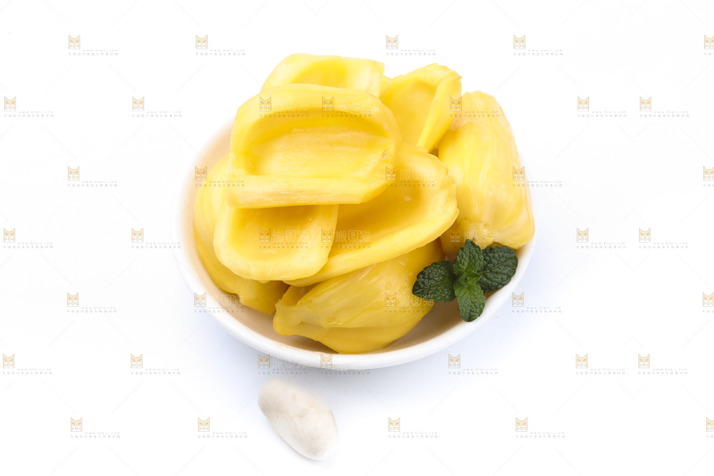 碟子里放着黄肉菠萝蜜