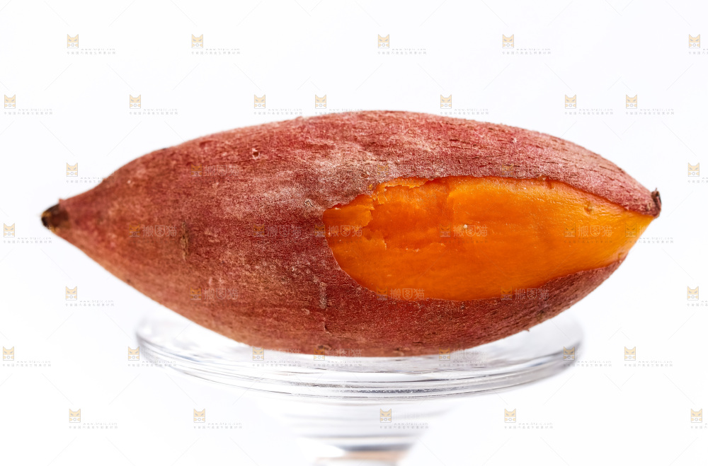 玻璃杯上放着红薯