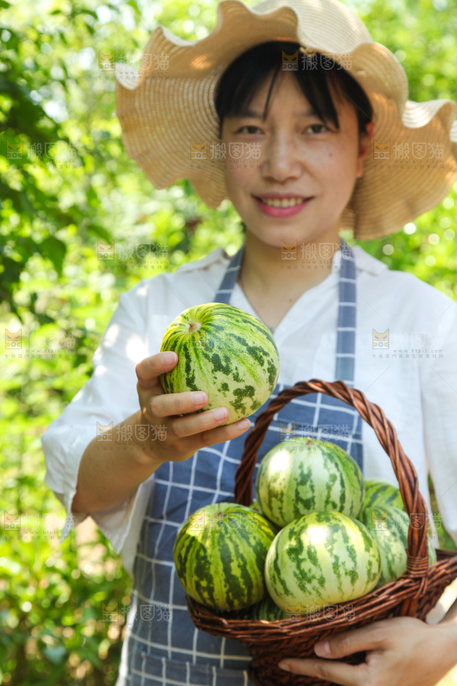 手里拿着香瓜