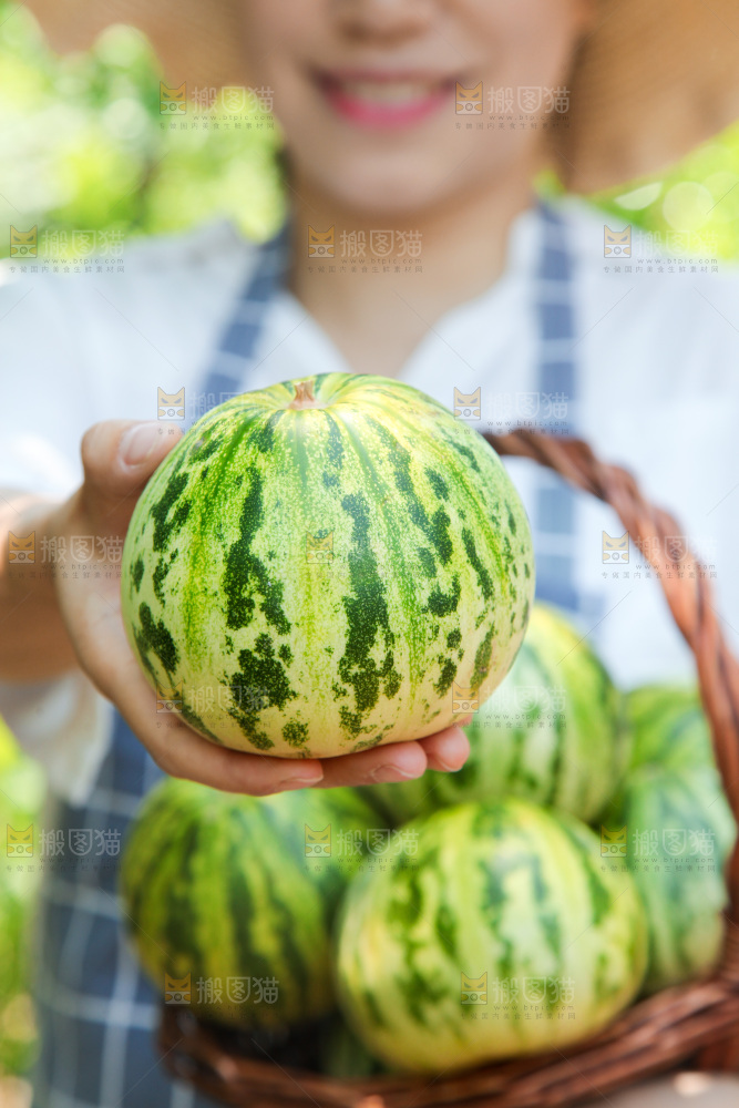 手里拿着香瓜