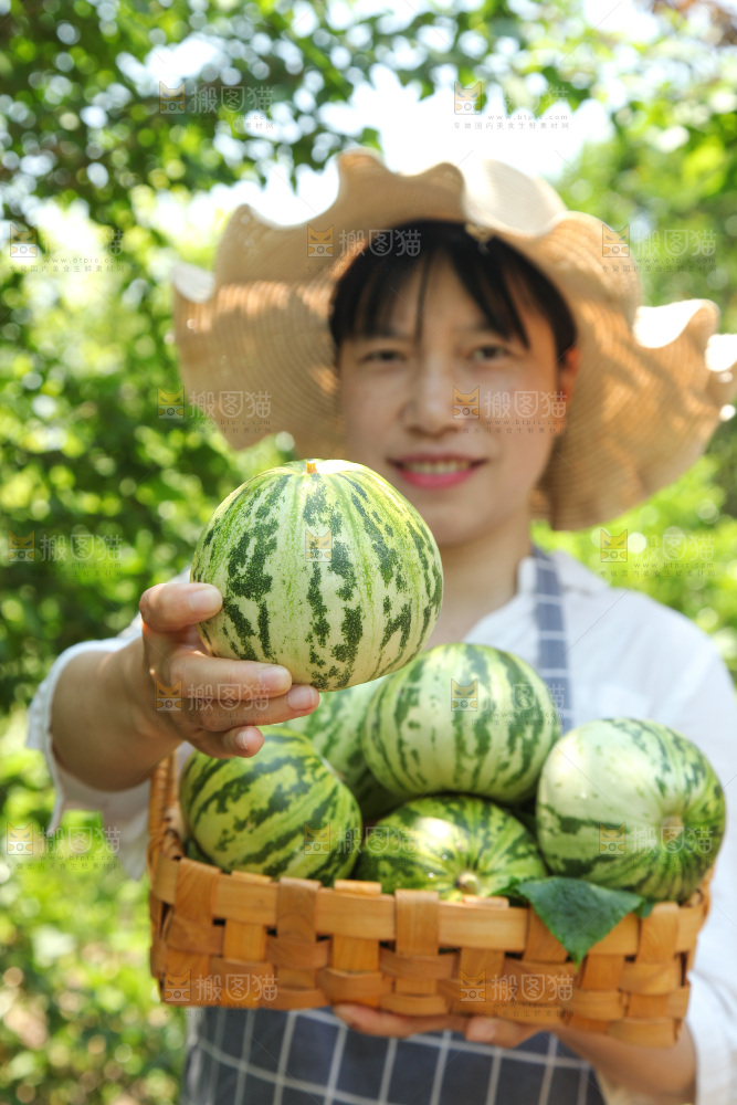 手里拿着香瓜