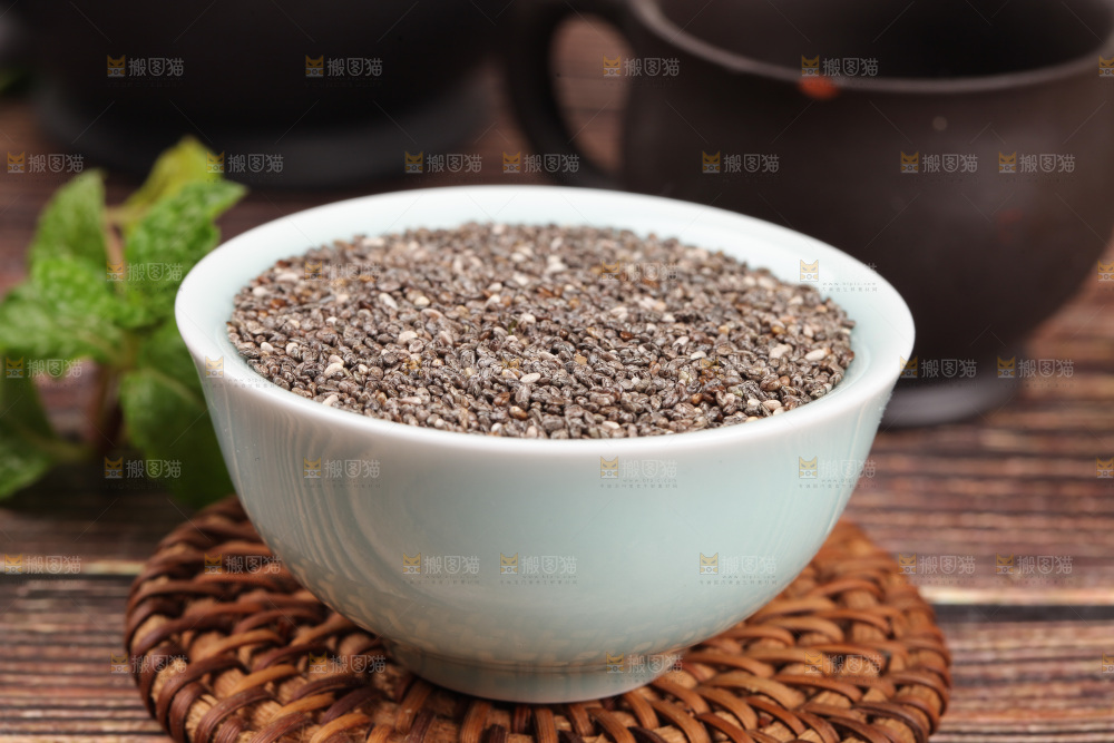 藤垫上摆放着一碗进口奇亚籽