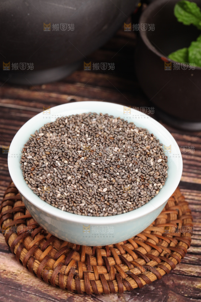 藤垫上摆放着一碗进口奇亚籽