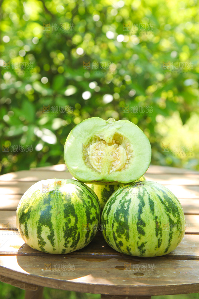 桌子上放着花蕾香瓜