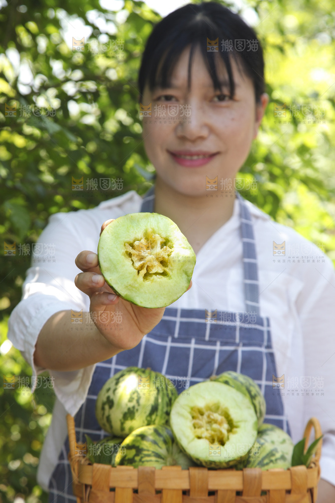 手里拿着甜瓜