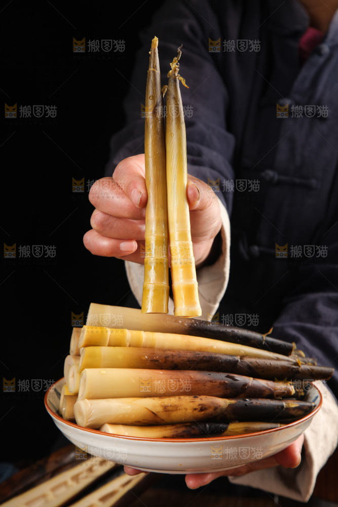 手里端着一盘手剥笋