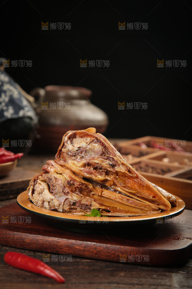 盘子里的香辣鸭头