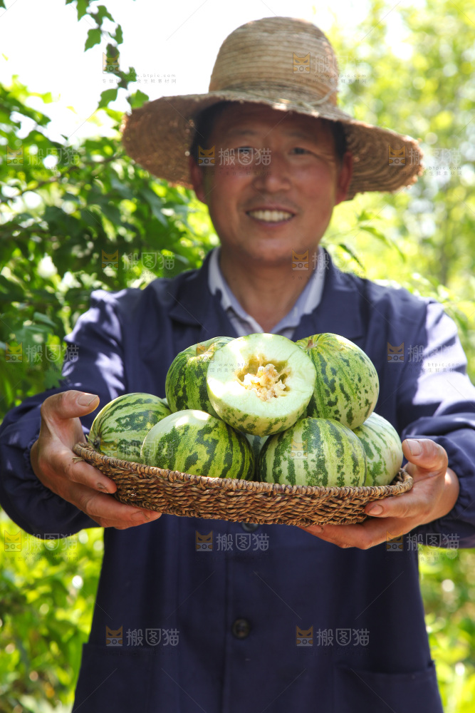 手里端着一篮花蕾甜瓜