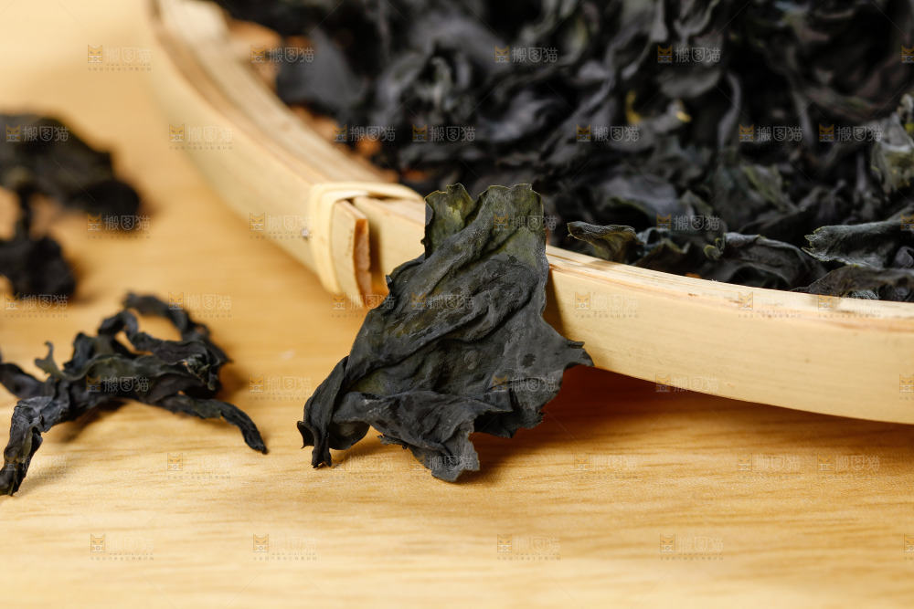 木底上的无沙裙带菜