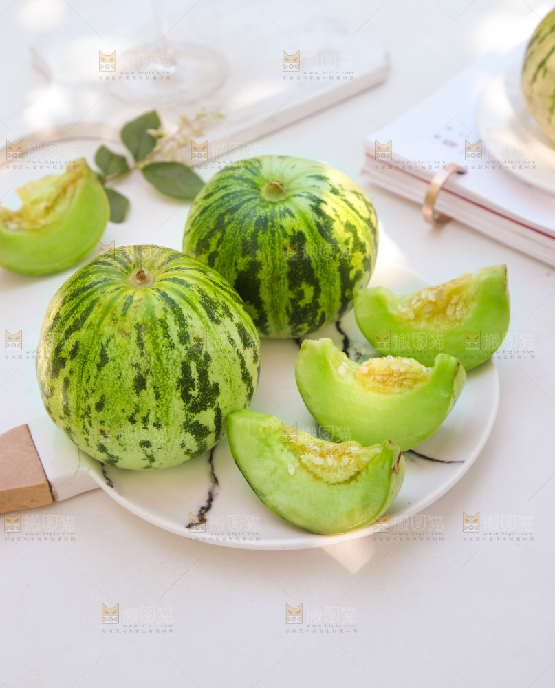一盘花蕾甜瓜