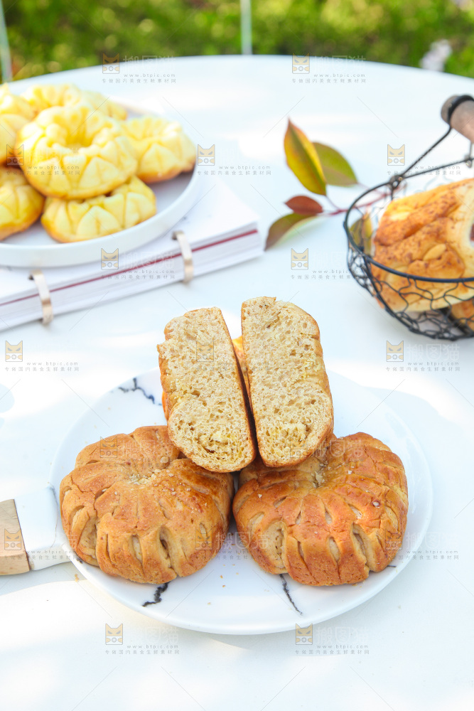 一盘全麦面包