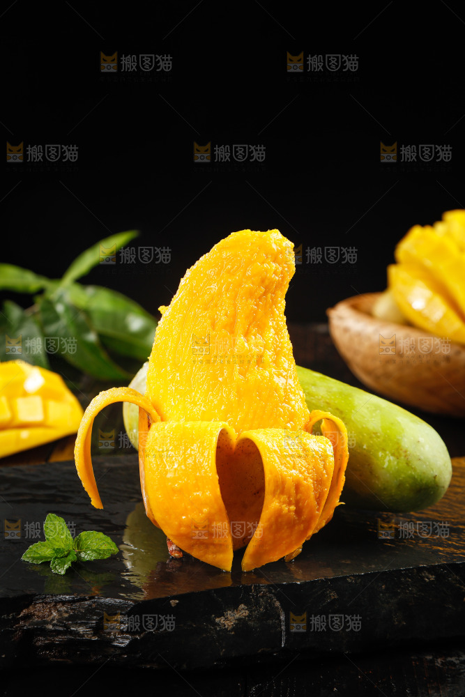 黑底上放着金煌芒果
