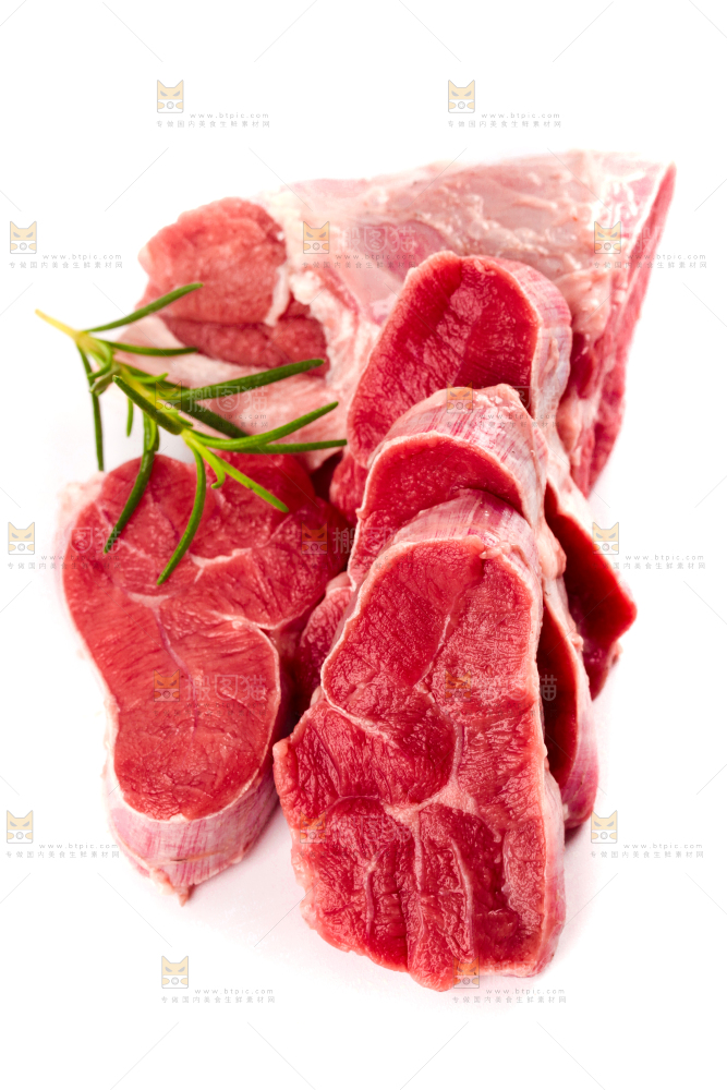 白底上放着切块的牛腱子肉