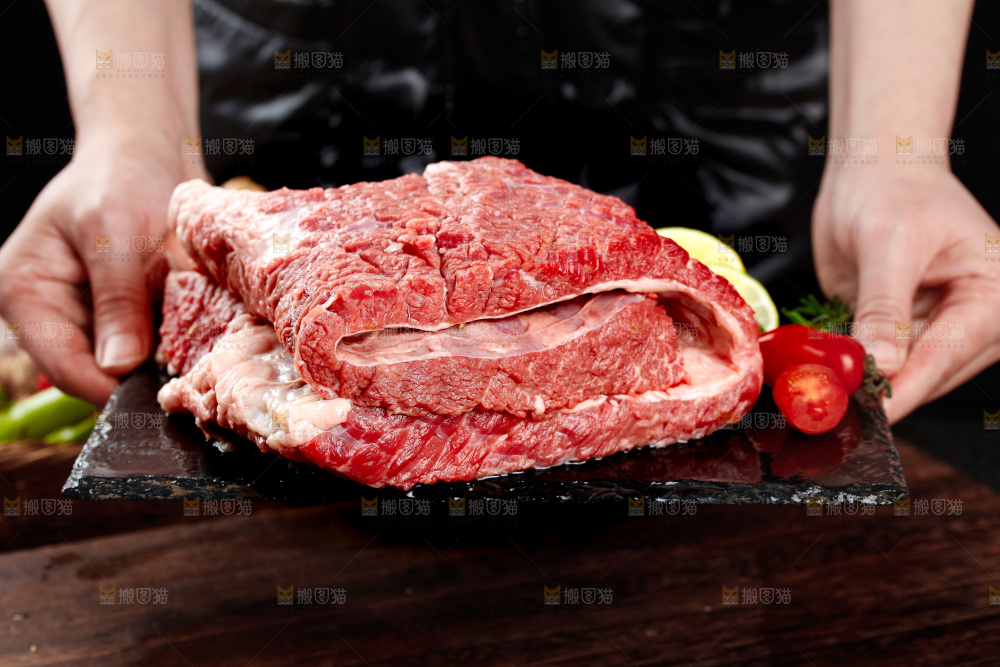 手里端着牛腩