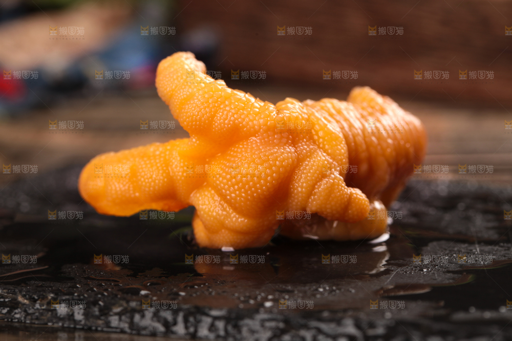 黑底上放着去骨鸡爪