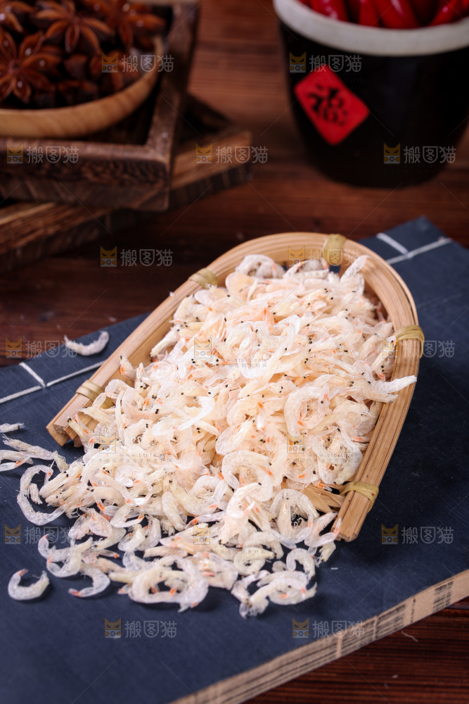 簸箕里装着小虾米