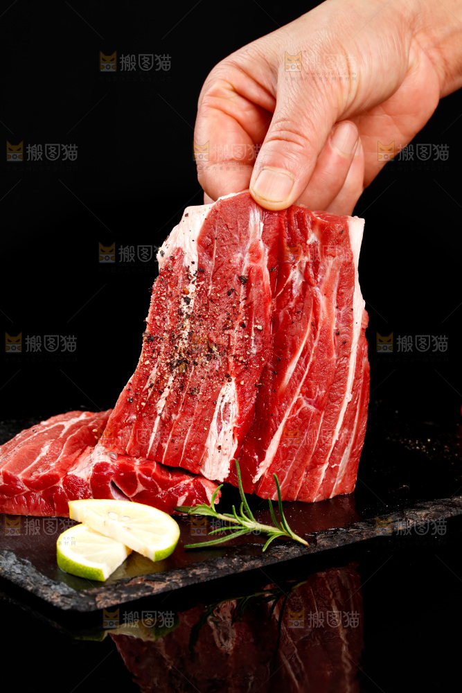 手里拿着牛肉