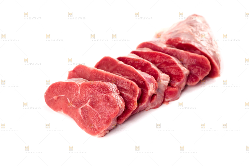 白底上放着切块的牛腱子肉