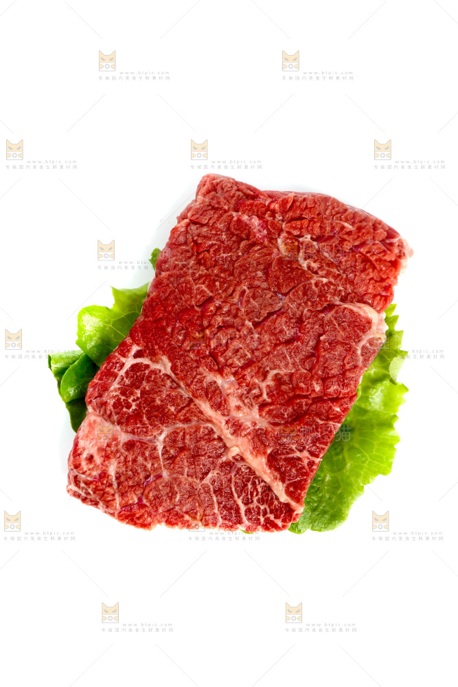 新鲜牛腩肉摆放在白底上