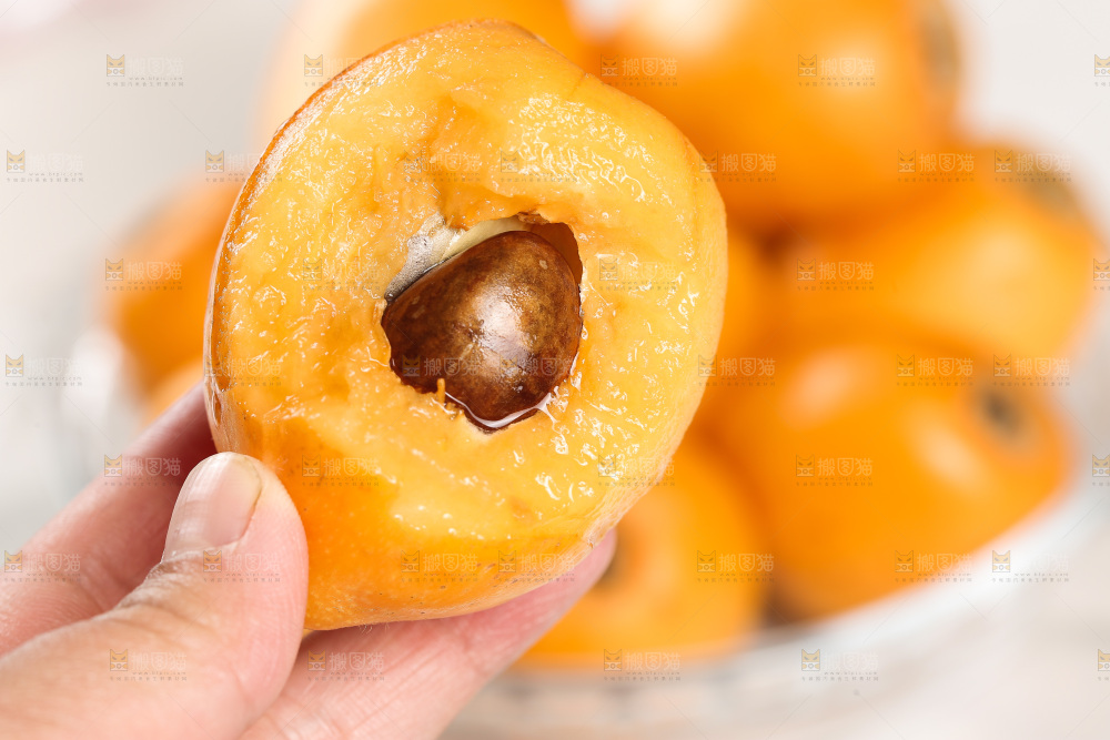 手里拿着大枇杷