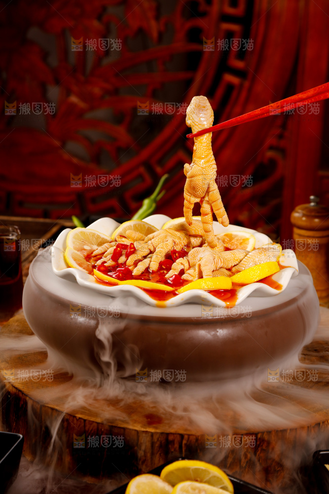 筷子上夹着无骨鸡爪