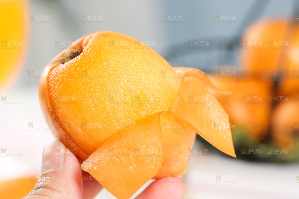 手里拿着大枇杷