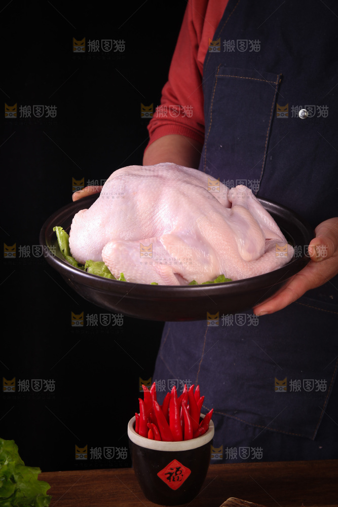 手里端着土鸡肉
