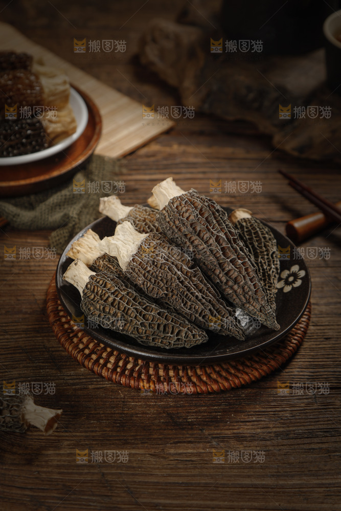 木底上放着一盘云南羊肚菌