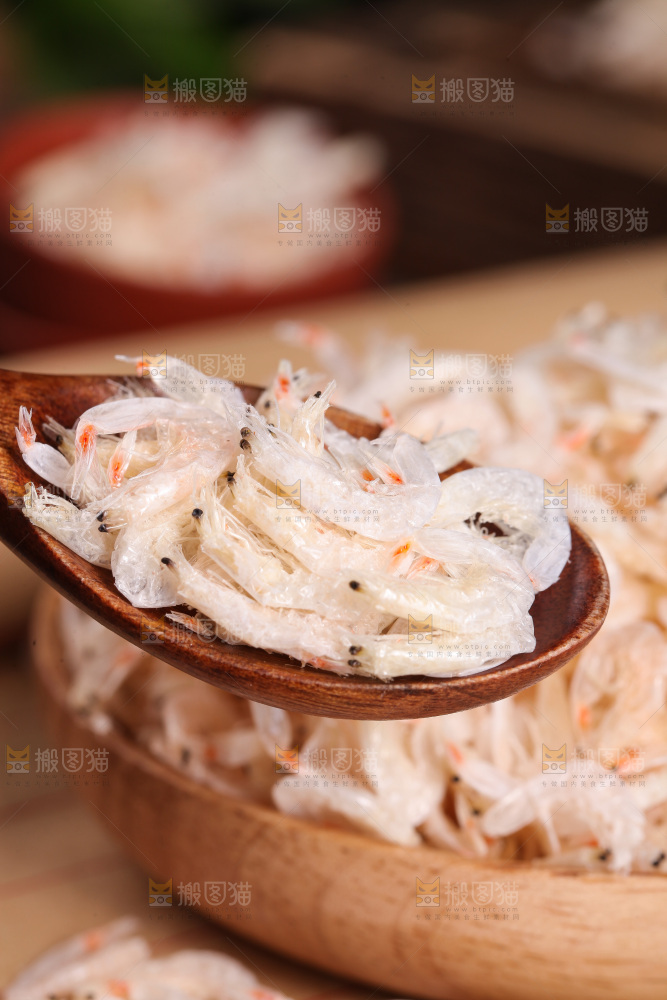 勺子上舀着虾米
