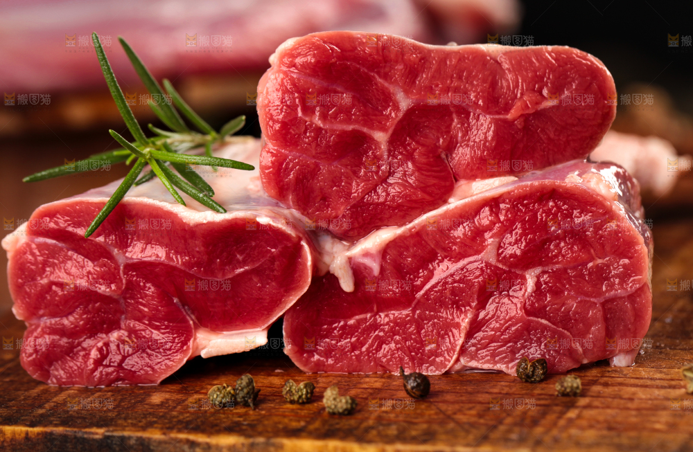 木底上的新鲜牛肉