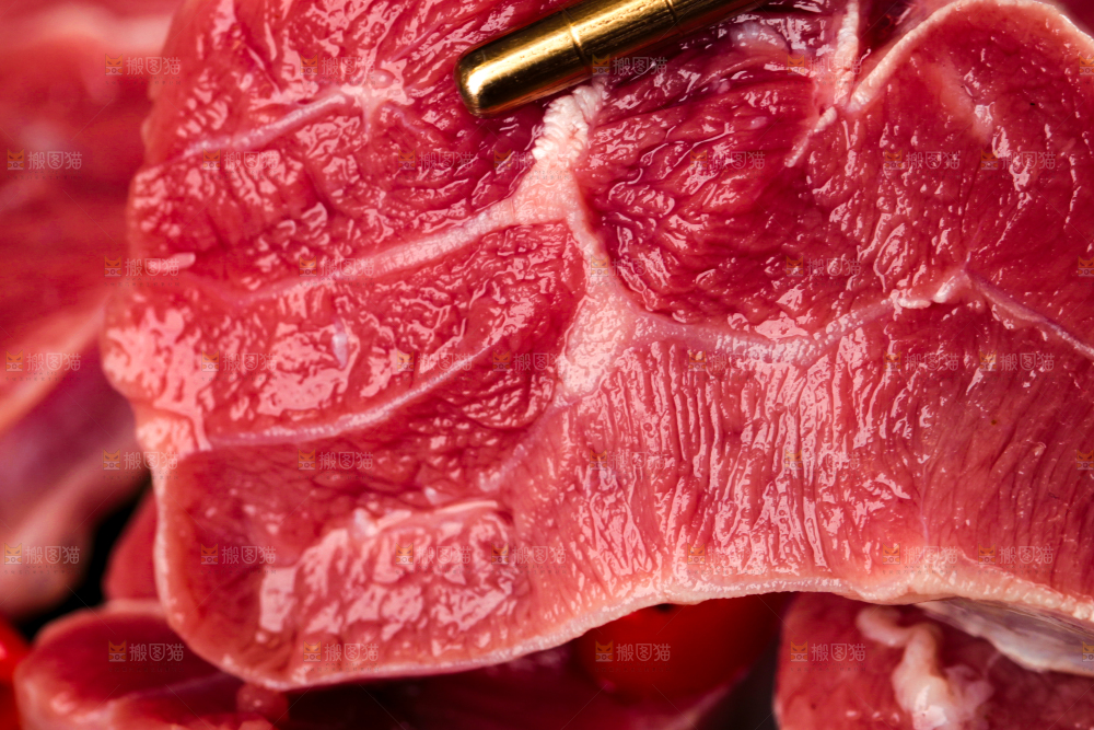 筷子上夹着牛腱肉