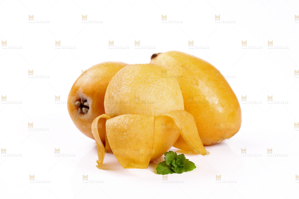 白底上放着大枇杷