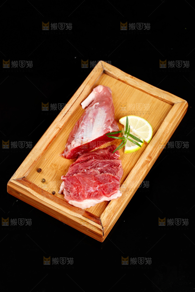 木板上放着牛腱肉