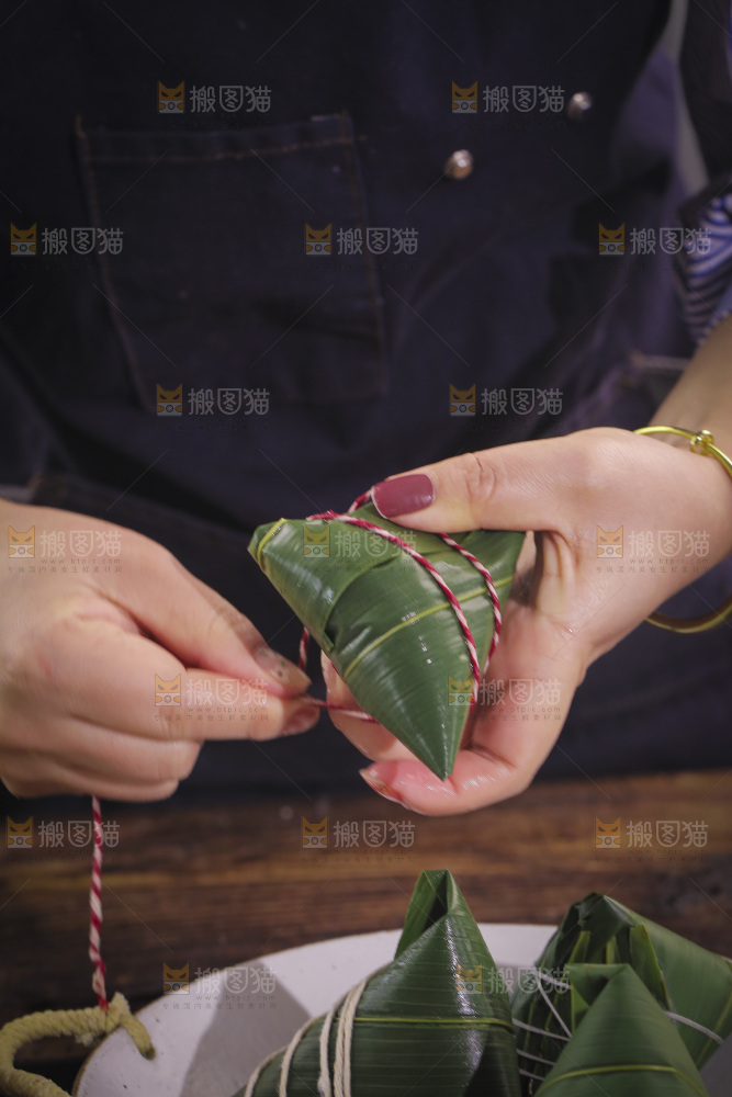 手工包粽子