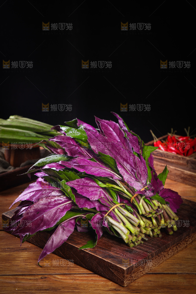 木底上放着红凤菜