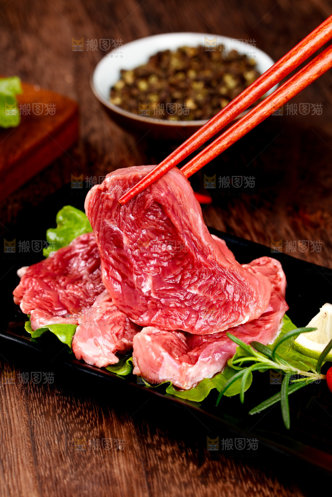 筷子上夹着牛肉