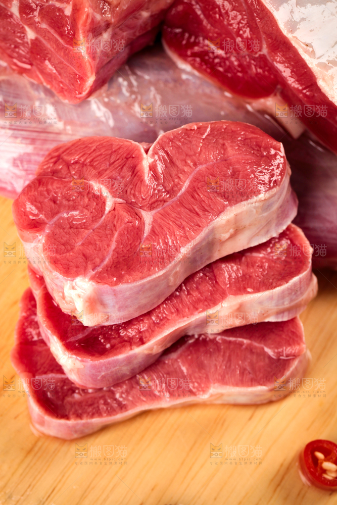 木板上放着新鲜牛腱子肉