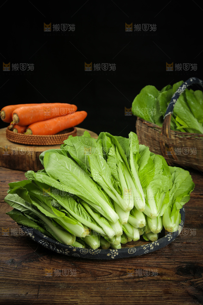 木底上放着一篮小白菜