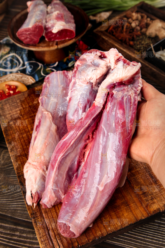 手里拿着牛腱肉