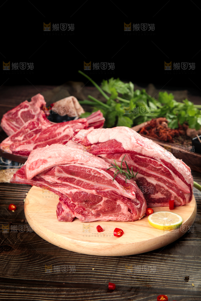 木板上放着羊排骨