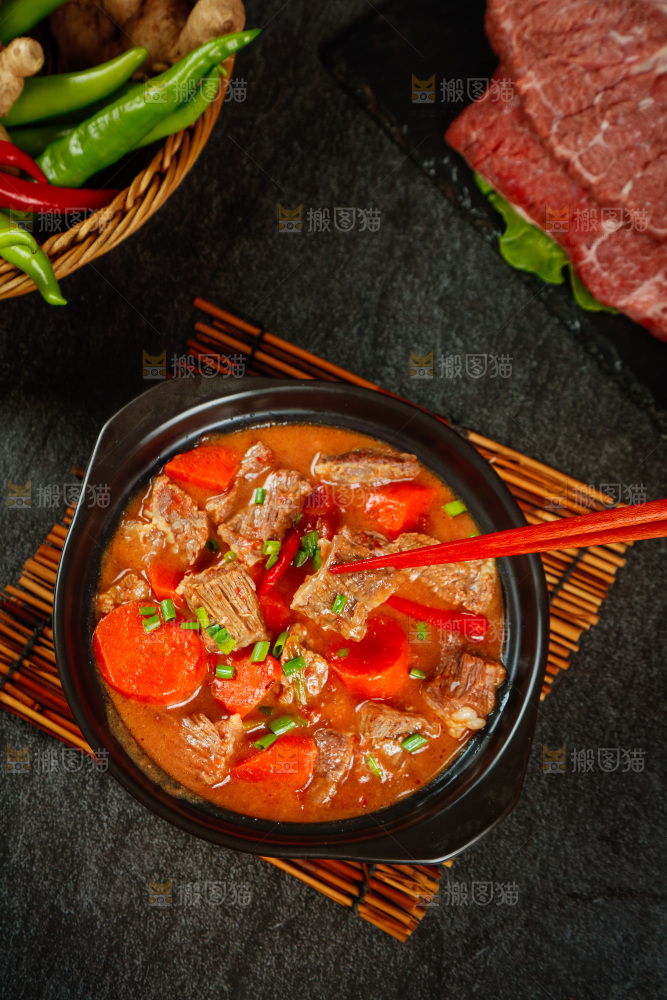 筷子上夹着牛腩